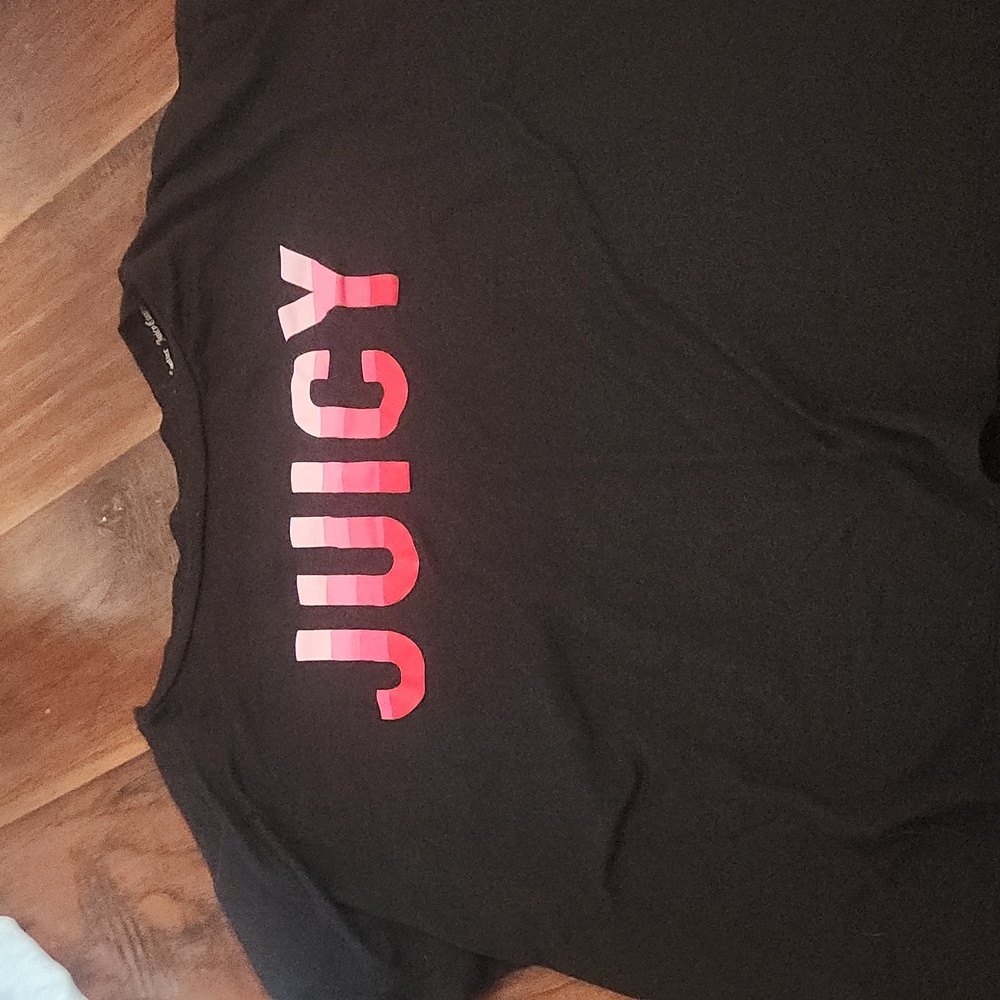 Juicy C o u t u r e shirt! Comfy and stylish!
